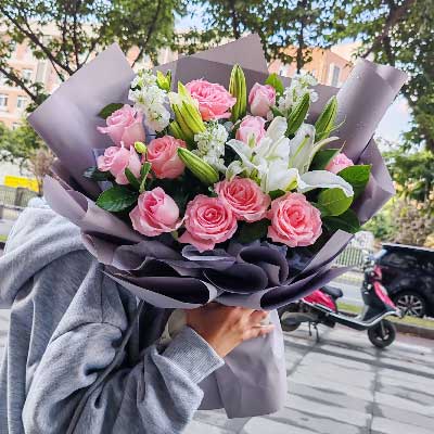 揭阳11朵戴安娜粉玫瑰百合，与你一起追逐梦想