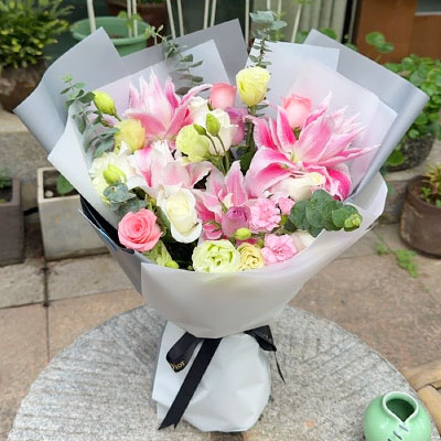 揭阳9朵玫瑰混搭百合,爱恋纯真无邪